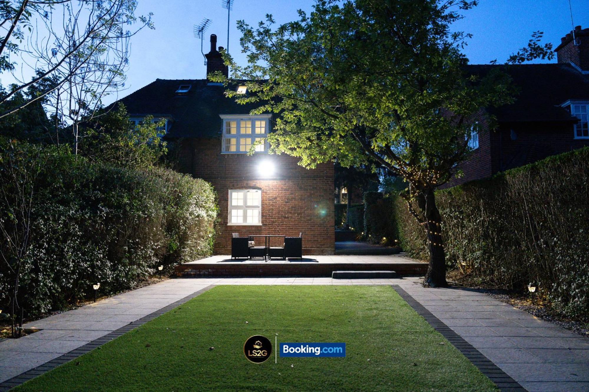 Amazing 3 Bedroom House By Ls2g Short Lets & Serviced Greater With Free Parking London