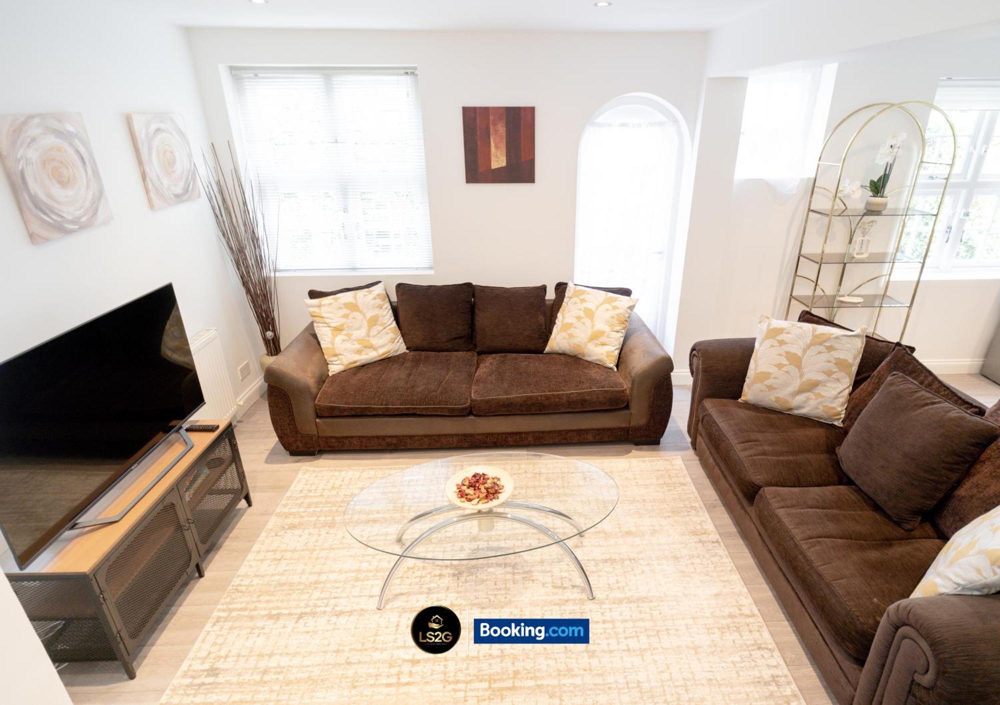 Amazing 3 Bedroom House By Ls2g Short Lets & Serviced Greater With Free Parking London