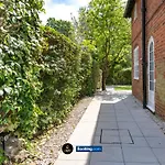 Amazing 3 Bedroom House By Ls2G Short Lets & Serviced Accommodation Greater London With Free Parking