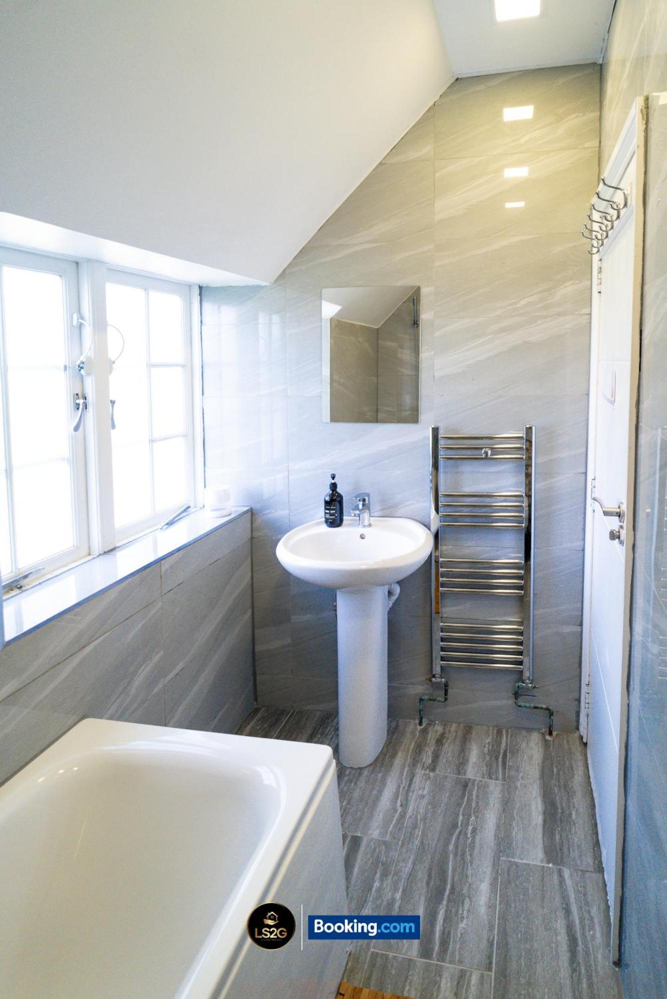 Amazing 3 Bedroom House By Ls2g Short Lets & Serviced Greater With Free Parking *