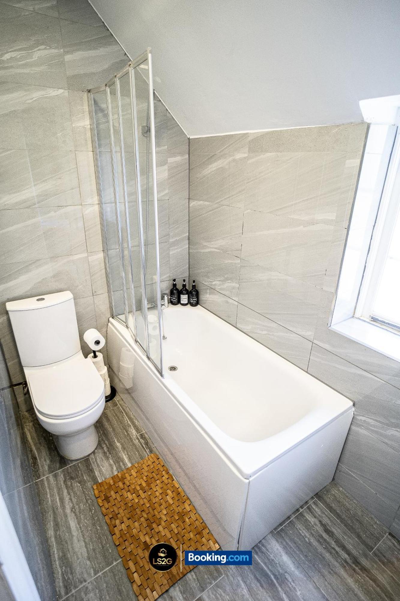Amazing 3 Bedroom House By Ls2g Short Lets & Serviced Greater With Free Parking Casa vacanze