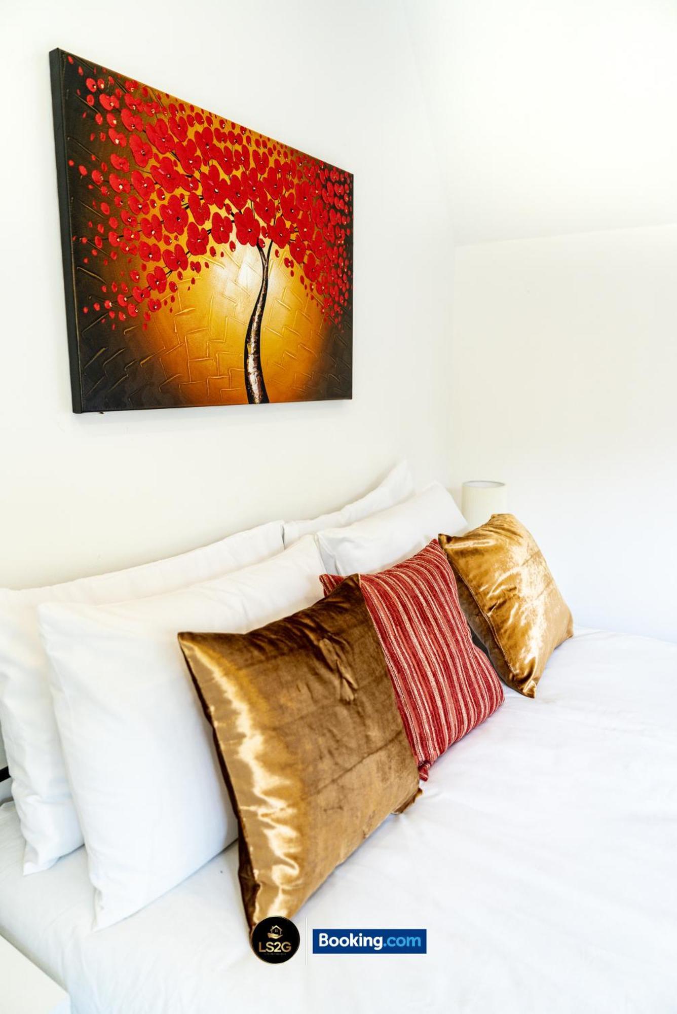 Amazing 3 Bedroom House By Ls2g Short Lets & Serviced Greater With Free Parking